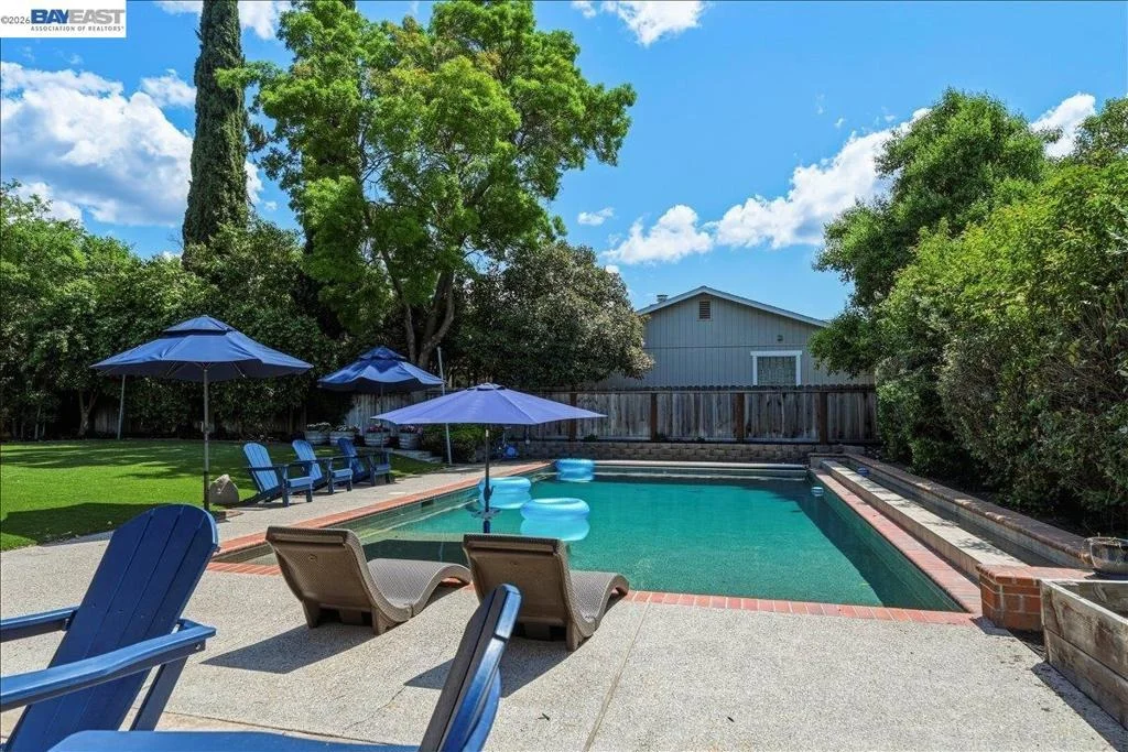 Photo of 2377 College Ave