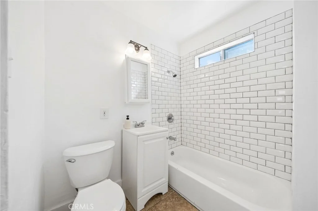 Photo of 1174 E 9th Street