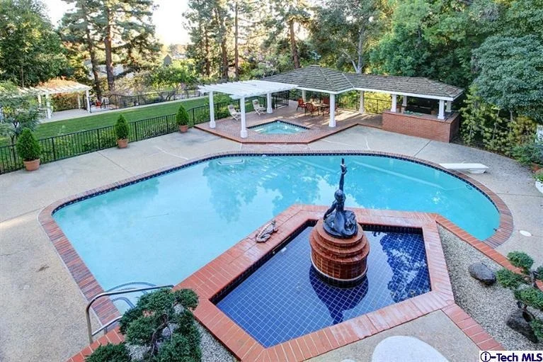 Photo of 2463 Ridgeway Road