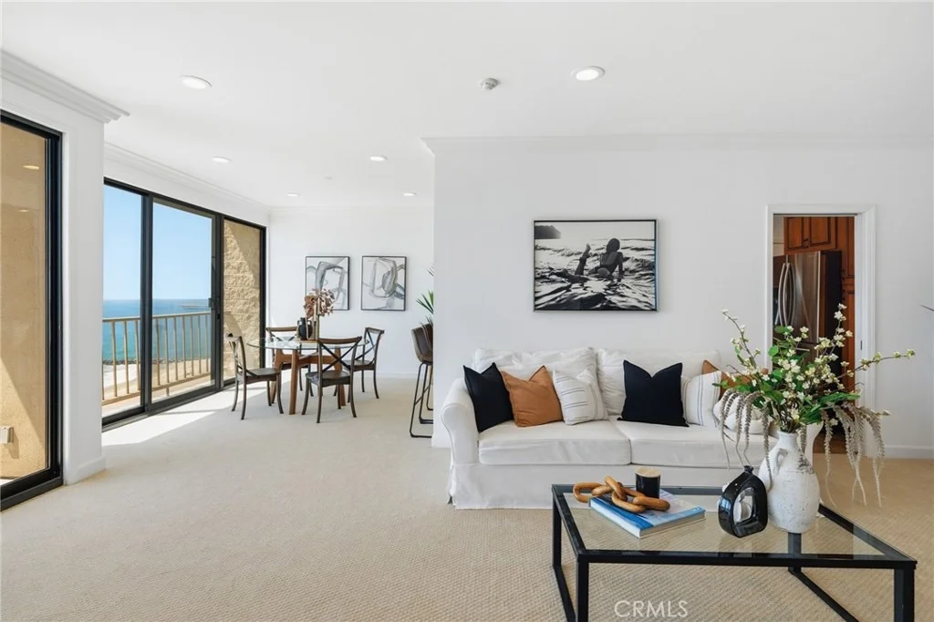 Photo of Unit 306 at 727 Esplanade
