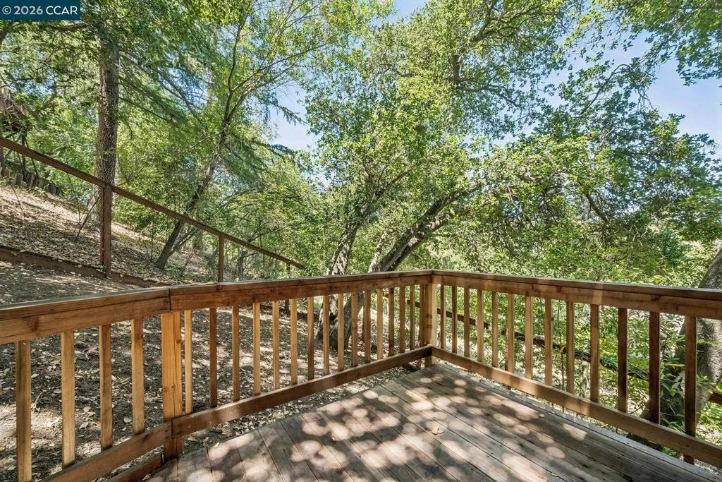 Photo of 996 Hawthorne Dr