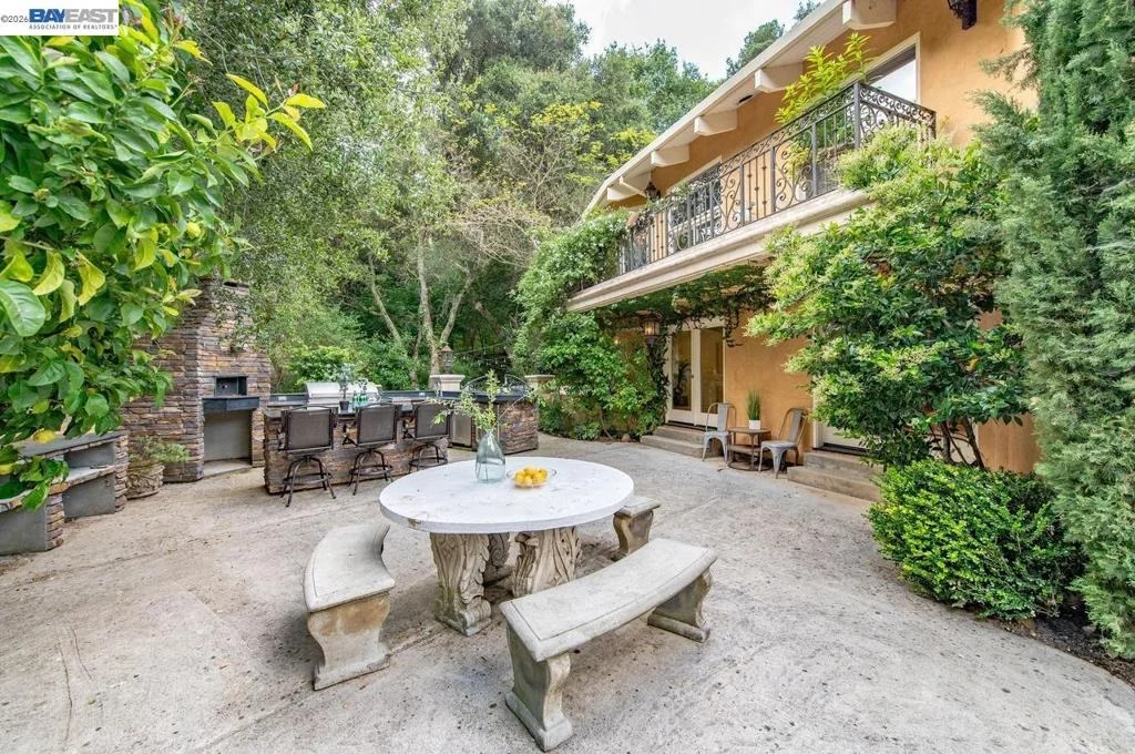 Photo of 35655 Palomares Rd