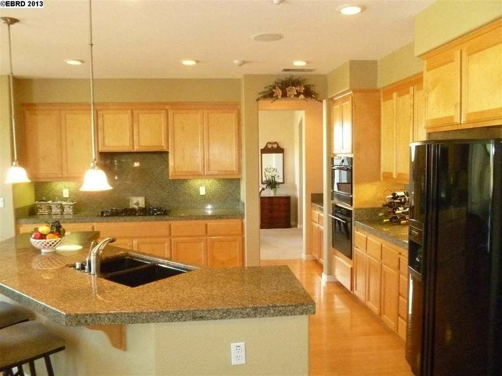 Photo of 554 LAKEVIEW DR