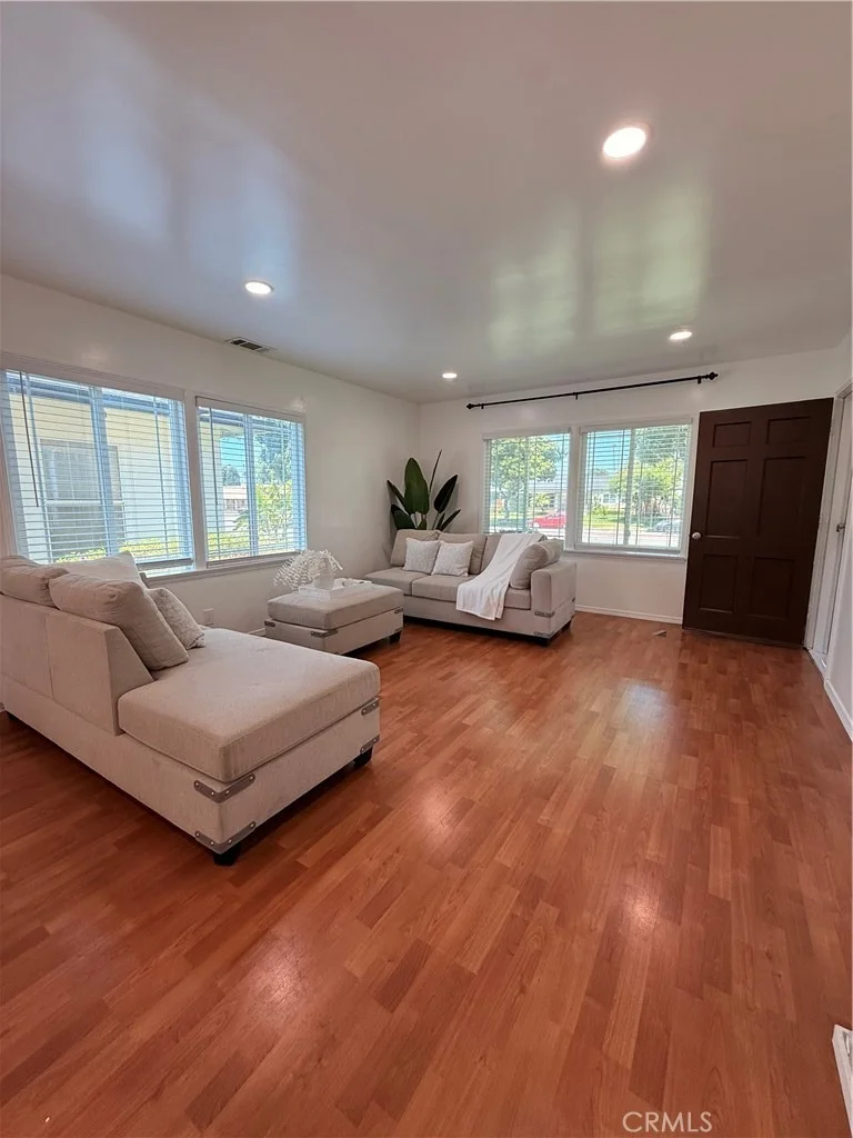 Photo of 9714 Paramount
