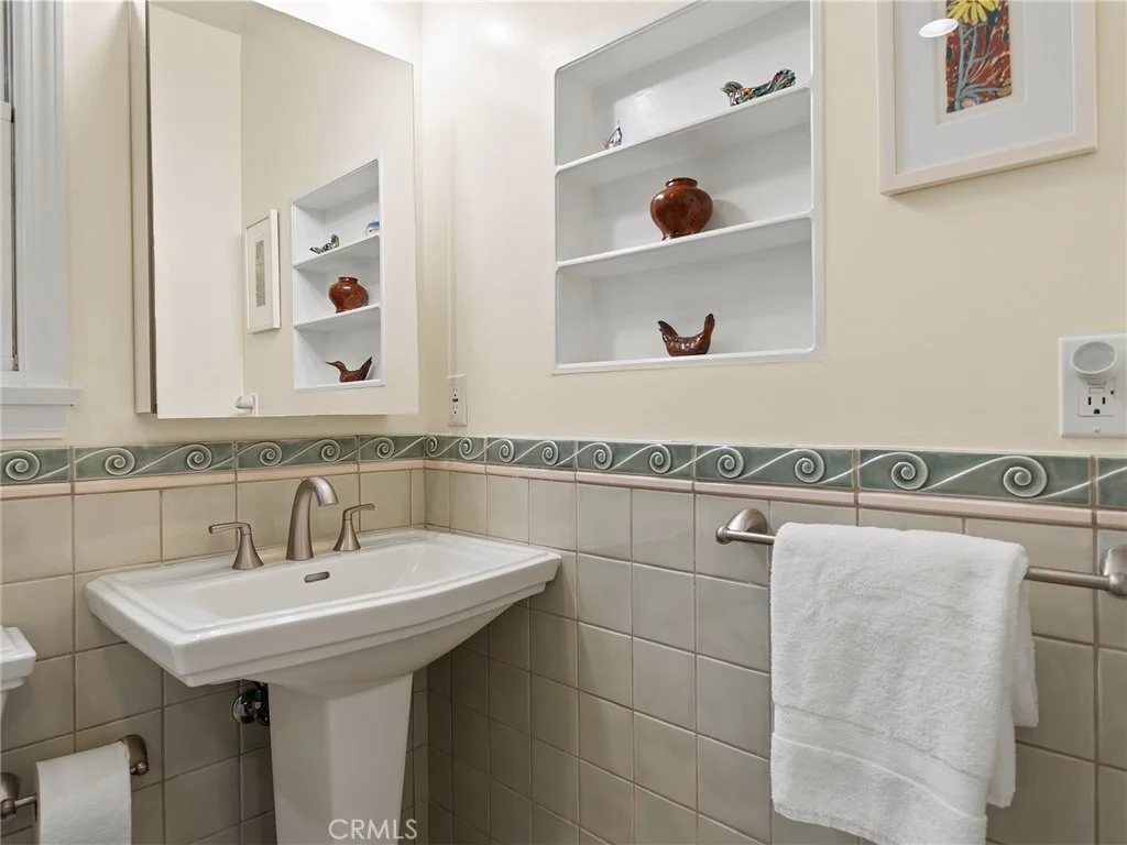 Photo of 1012 N Sunset Canyon Drive