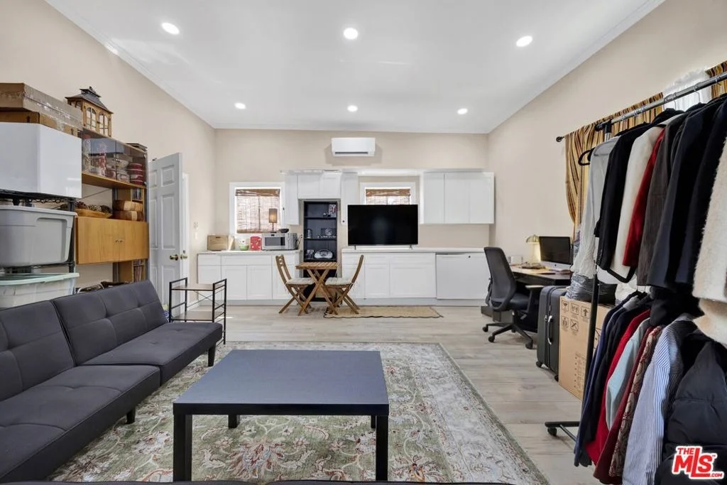 Photo of 529 W Wilson Avenue