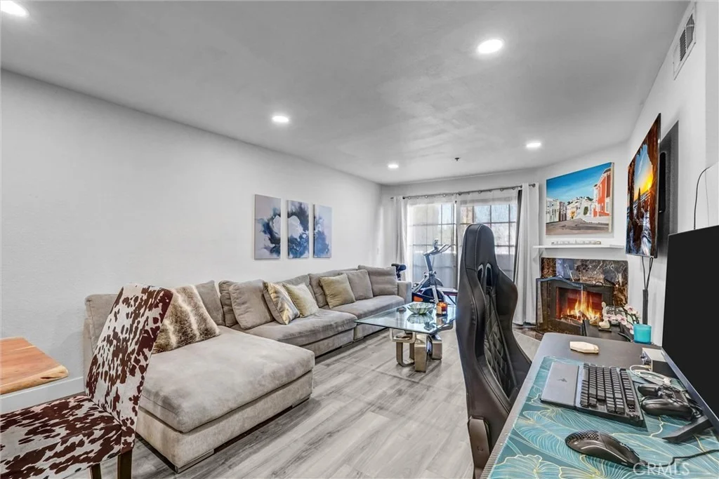 Photo of Unit 6 at 6545 Reseda Boulevard