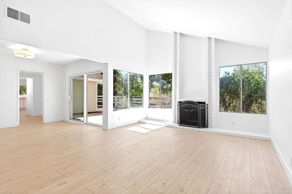 Photo of 37985 Avenida Bravura