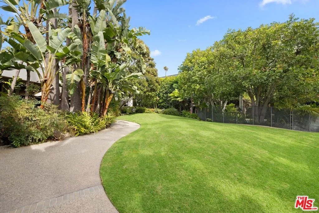 Photo of 715 N Beverly Drive