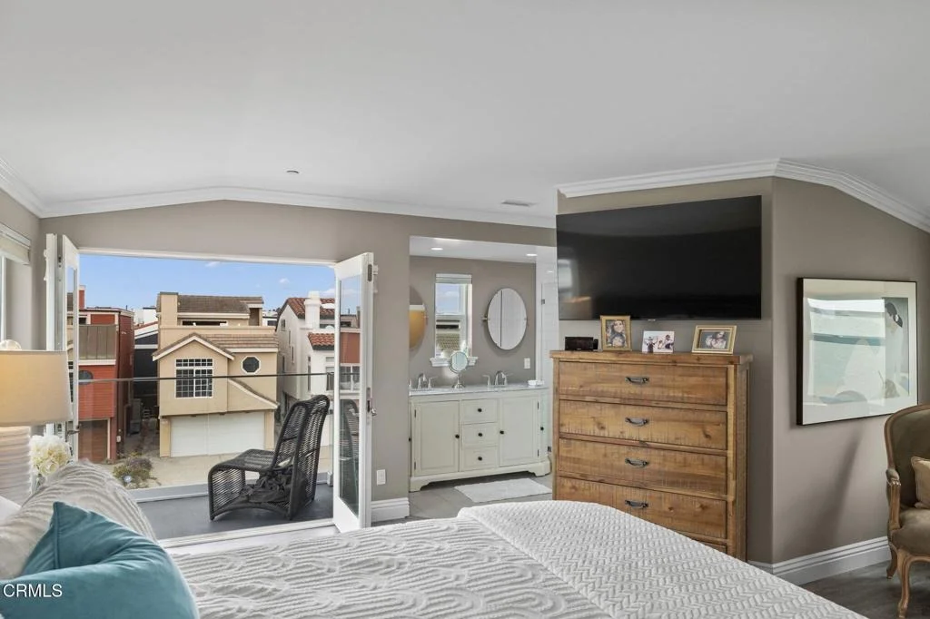 Photo of 104 La Brea Street