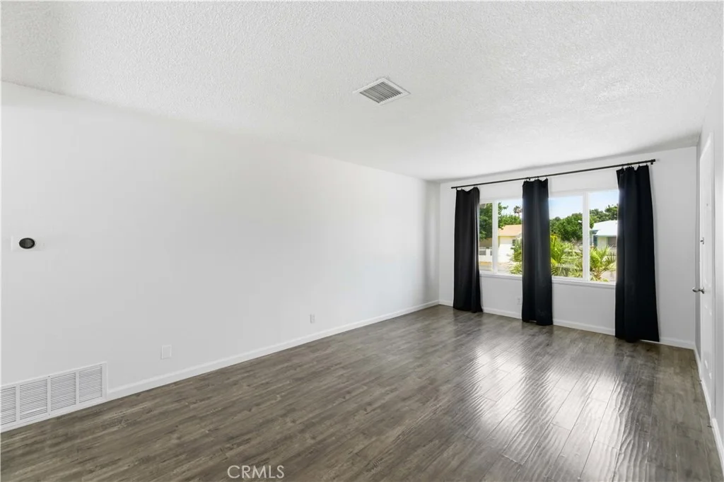 Photo of 37521 Larkin