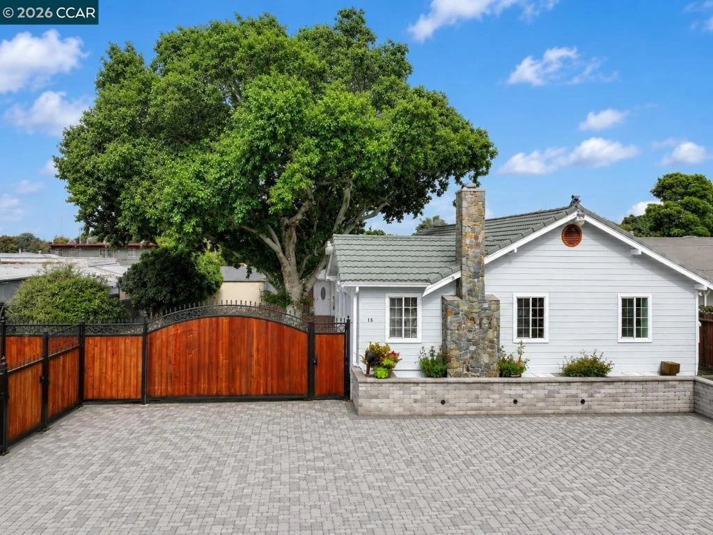 Photo of 15 Alves Ln