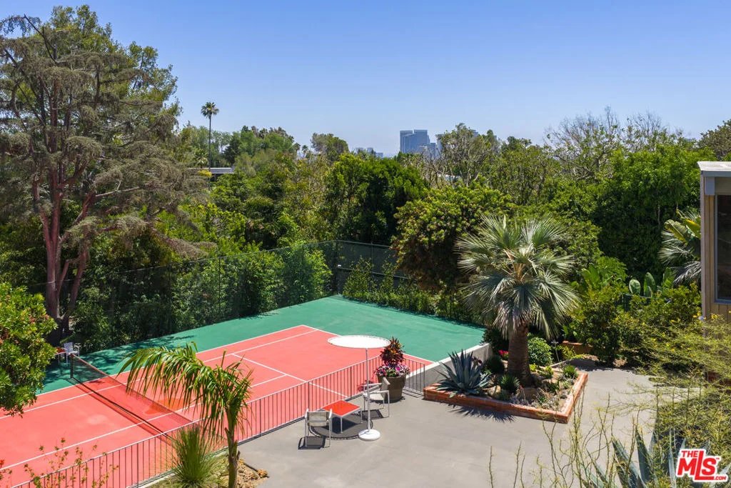 Photo of 1035 Summit Drive