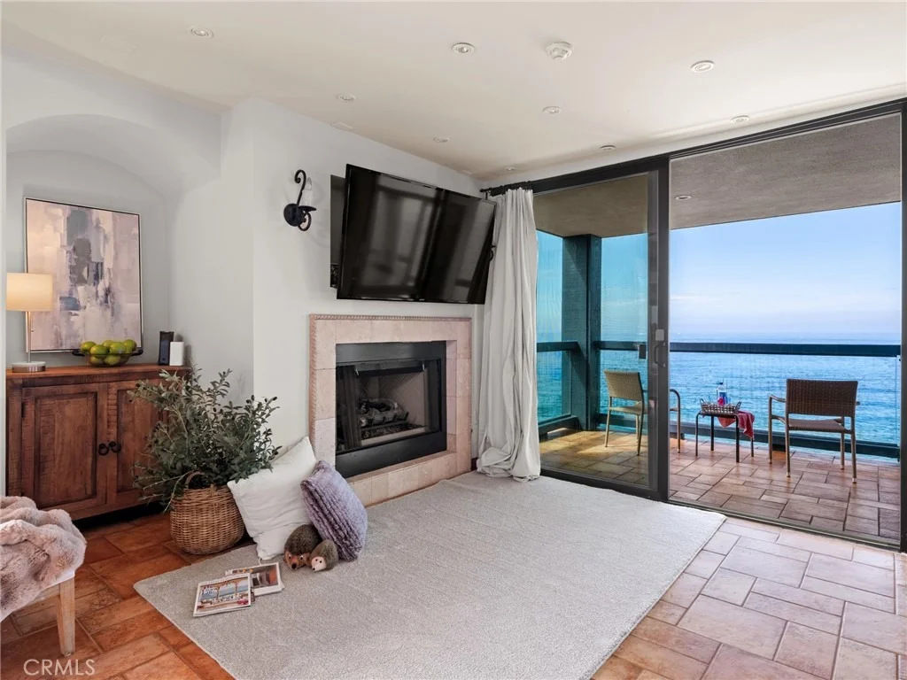 Photo of Unit 307 at 575 Esplanade