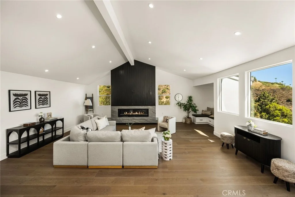 Photo of 3566 Beverly Glen