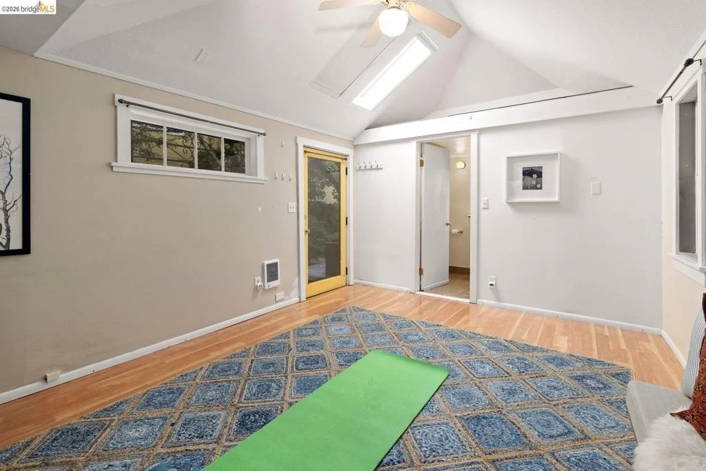 Photo of 2633 Regent St
