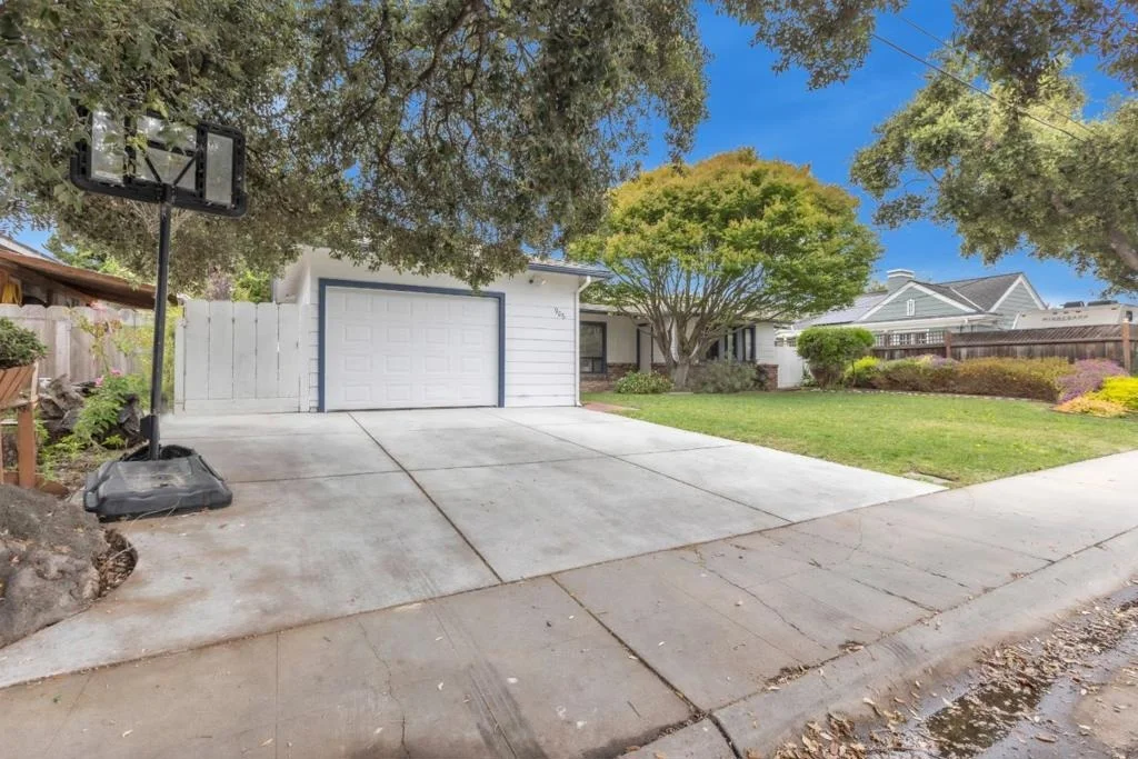 Photo of 906 Bautista Drive