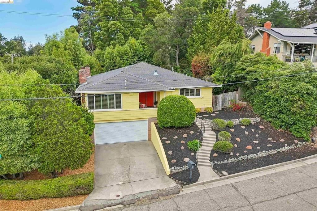 Photo of 1 Woodcrest Cir