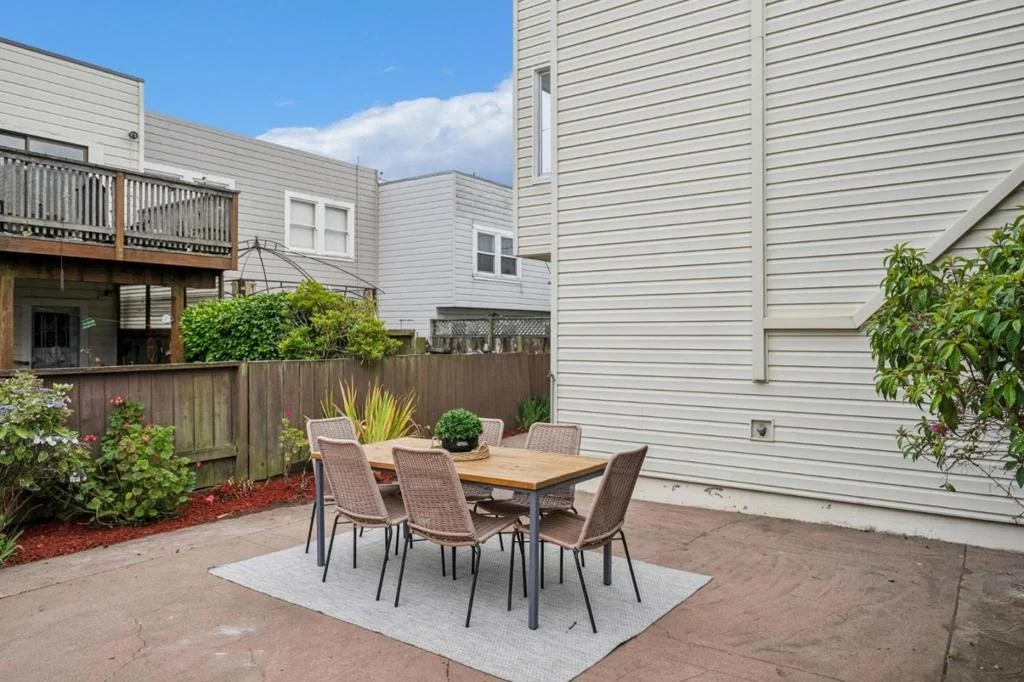 Photo of 825 Amazon Avenue