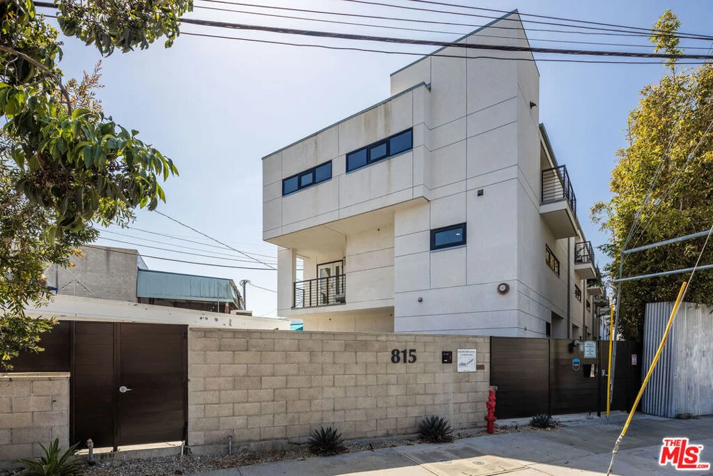 Photo of Unit 2 at 815 Hampton Drive