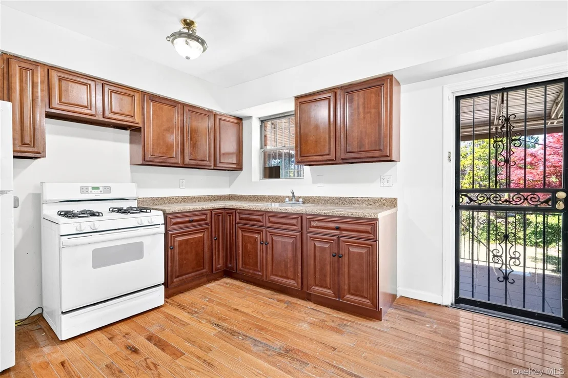 Photo of 3885 Paulding Avenue