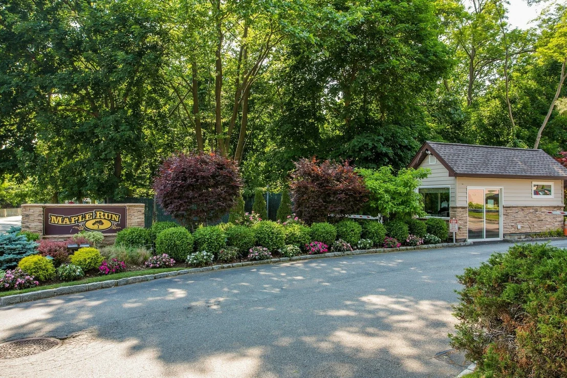 Photo of Unit END at 12 Maple Run Drive