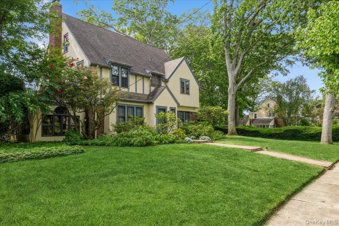 Photo of 187 Moore Avenue