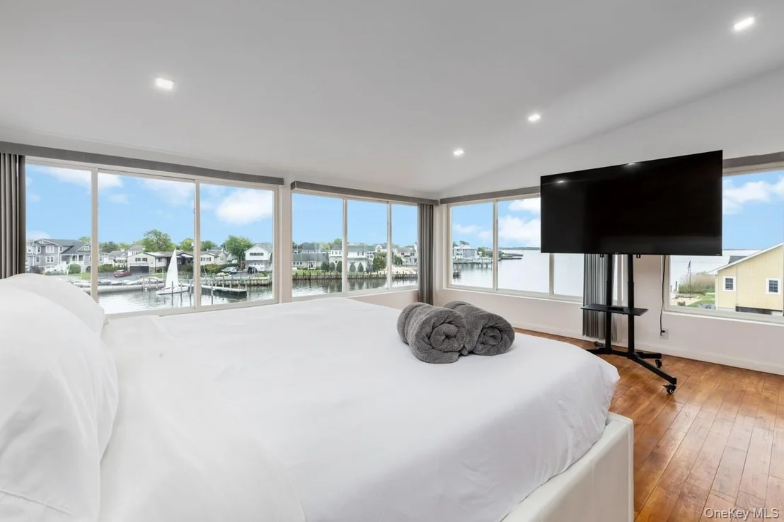 Photo of 200 Clocks Boulevard