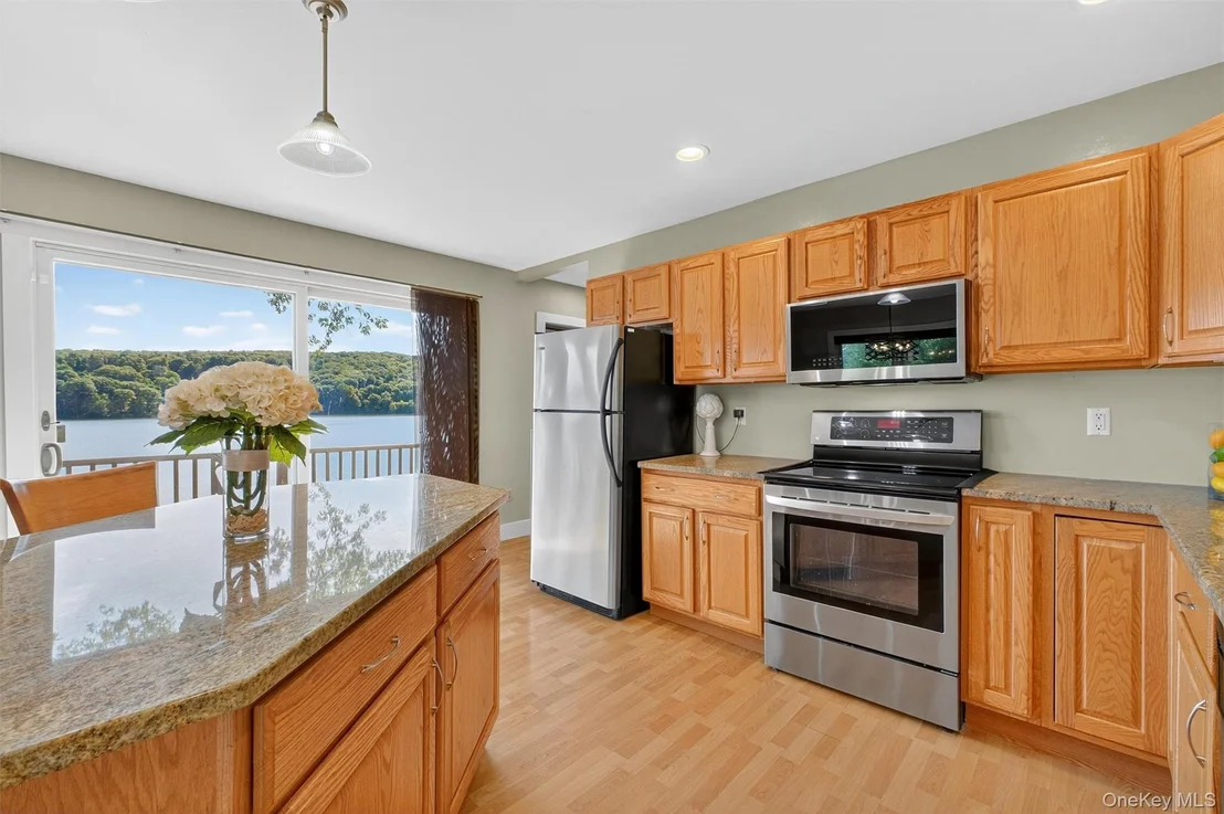 Photo of 60 LAKEVIEW DR