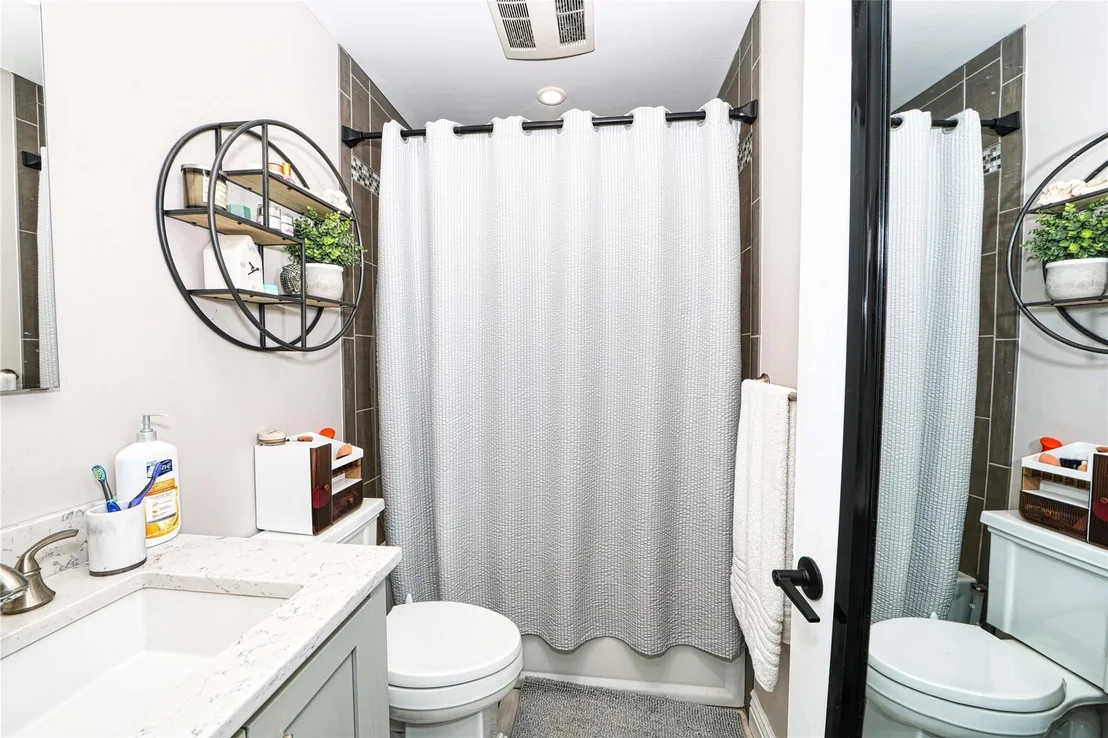 Photo of Unit 712 at 2355 Pershing Boulevard