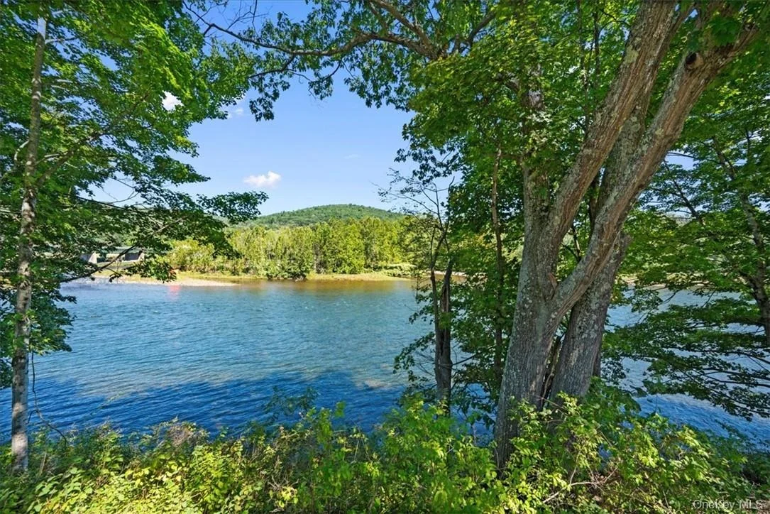 Photo of 2585 River Road