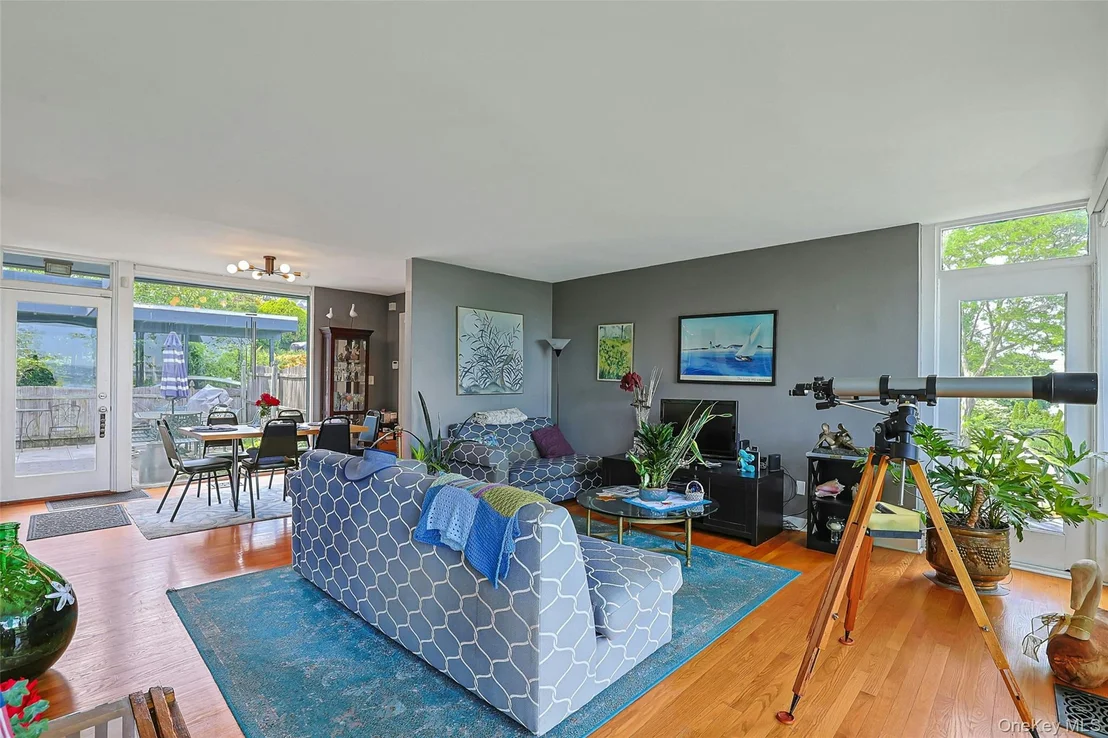 Photo of 8 Edgewater Lane