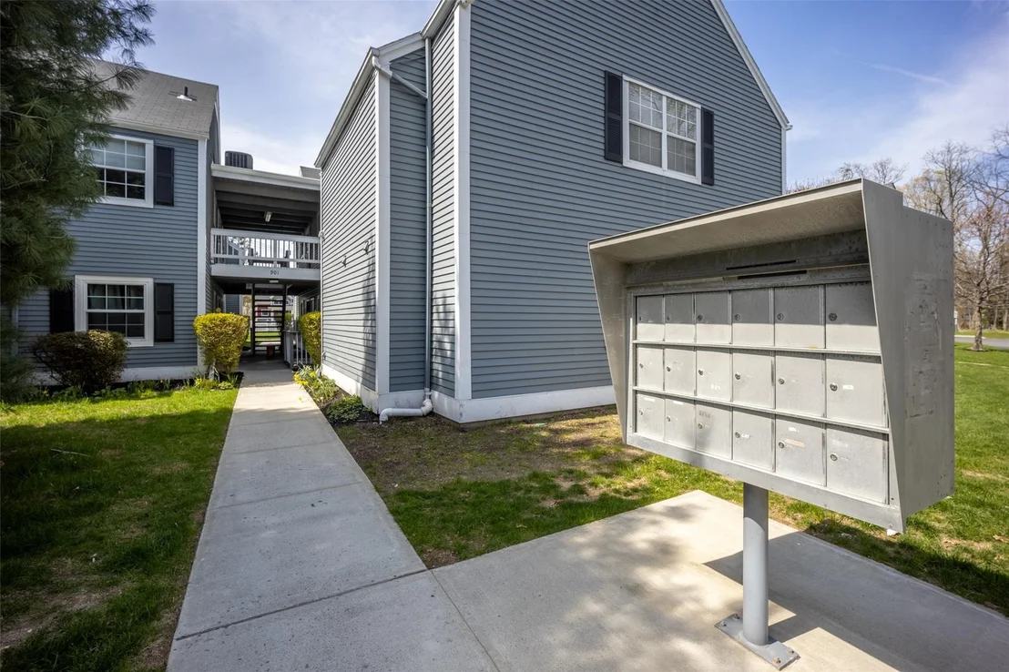 Photo of Unit F at 901 Commons Way