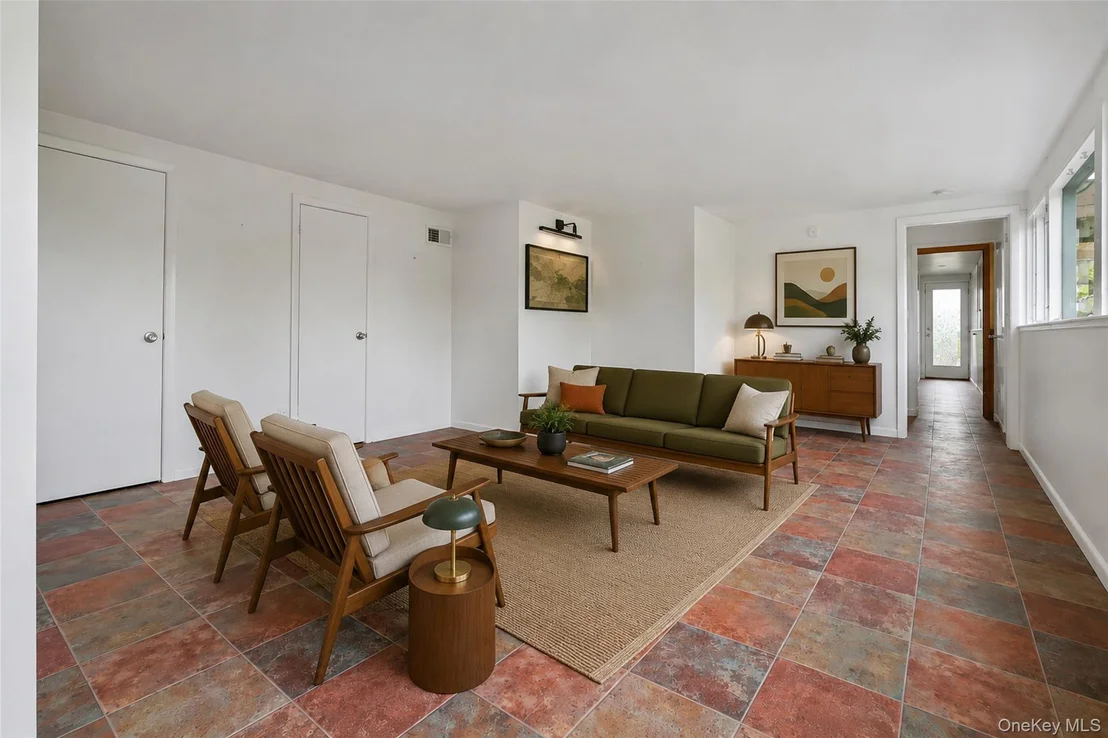 Photo of 8 Edgewater Lane