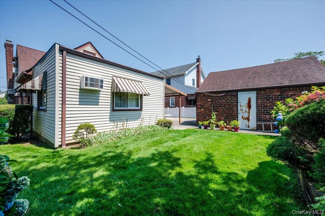 Photo of 715 Iris Street