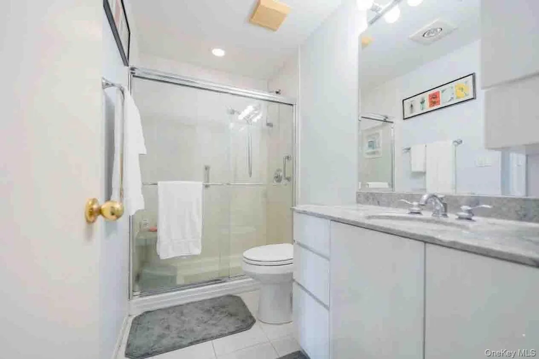 Photo of Unit 704 at 2355 Pershing Boulevard