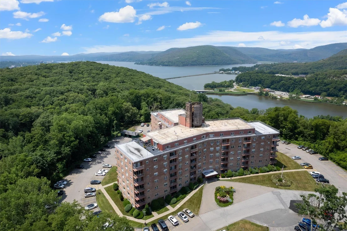Photo of Unit 3J at 1 Lakeview Drive