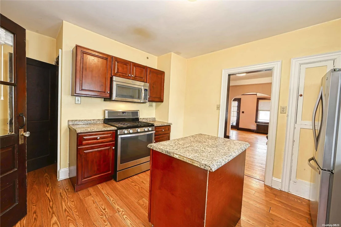 Photo of 44 Carleton Avenue