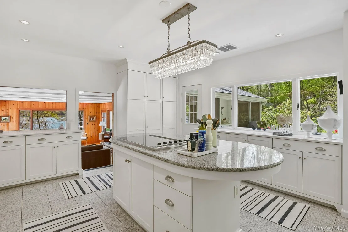 Photo of 1085 Barrett Circle W