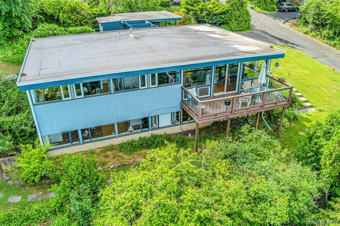 Photo of 8 Edgewater Lane