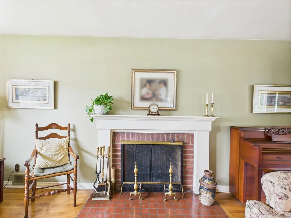 Photo of 76 Crest Road W