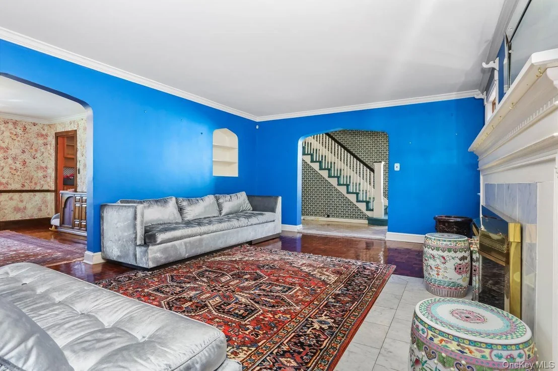 Photo of 889 James Street