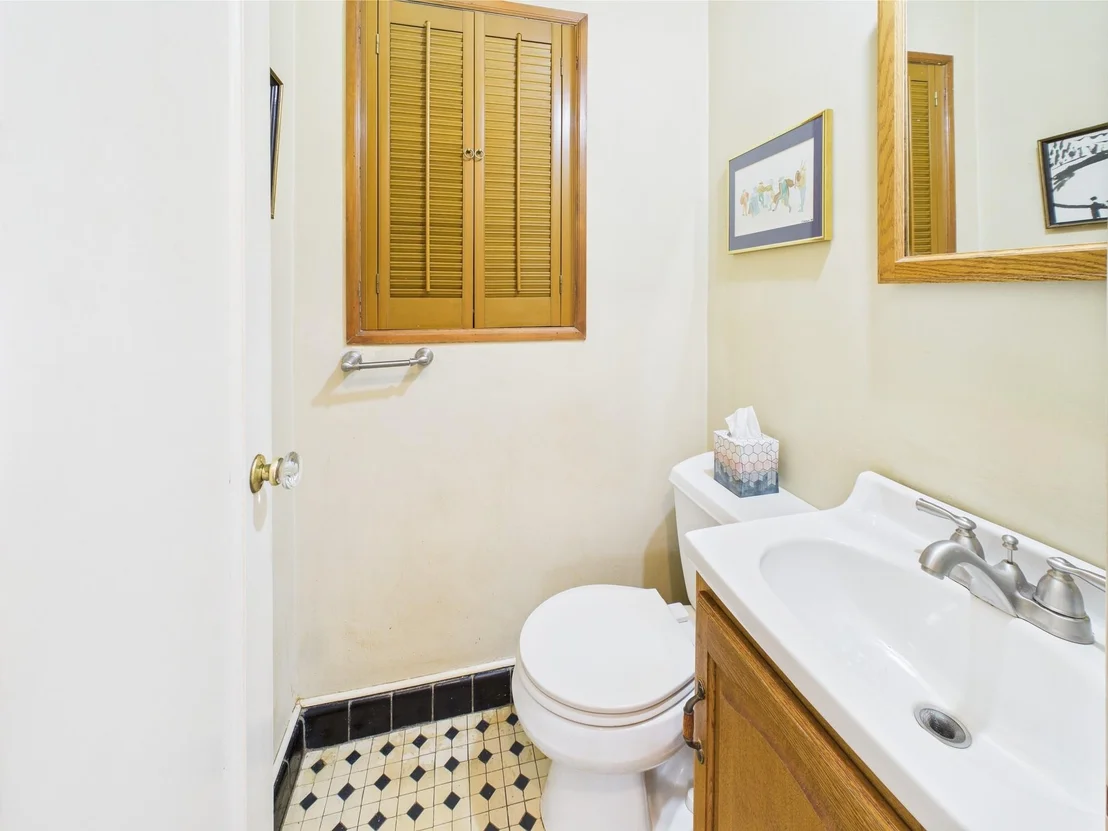 Photo of 76 Crest Road W