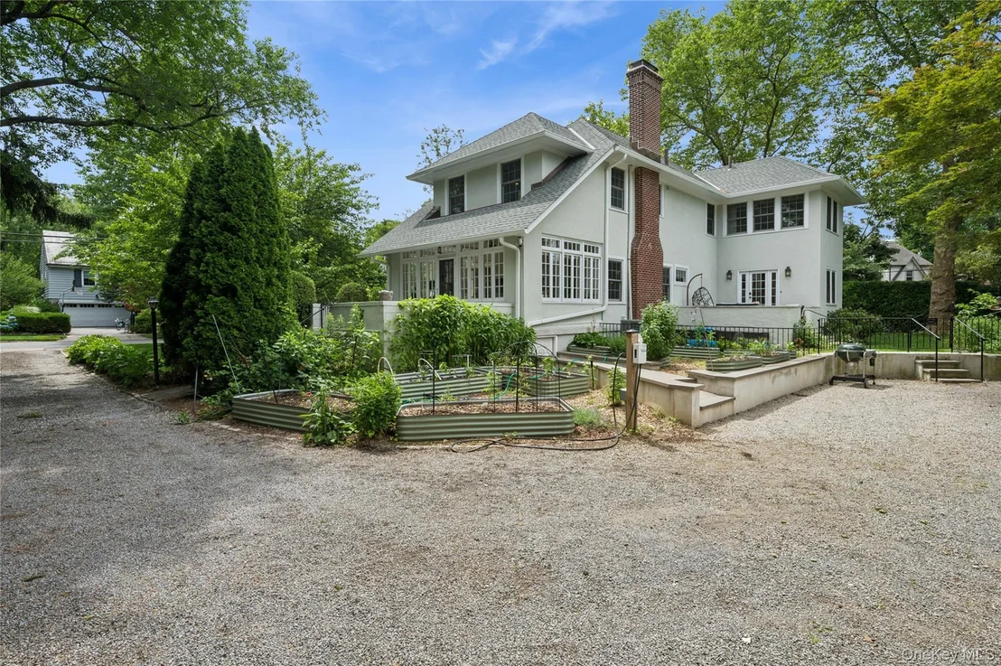 Photo of 347 Highbrook Avenue