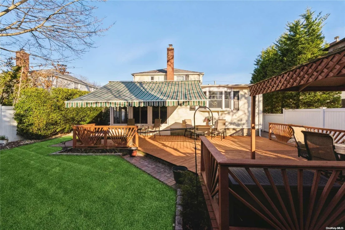 Photo of 9 W Roydon Drive
