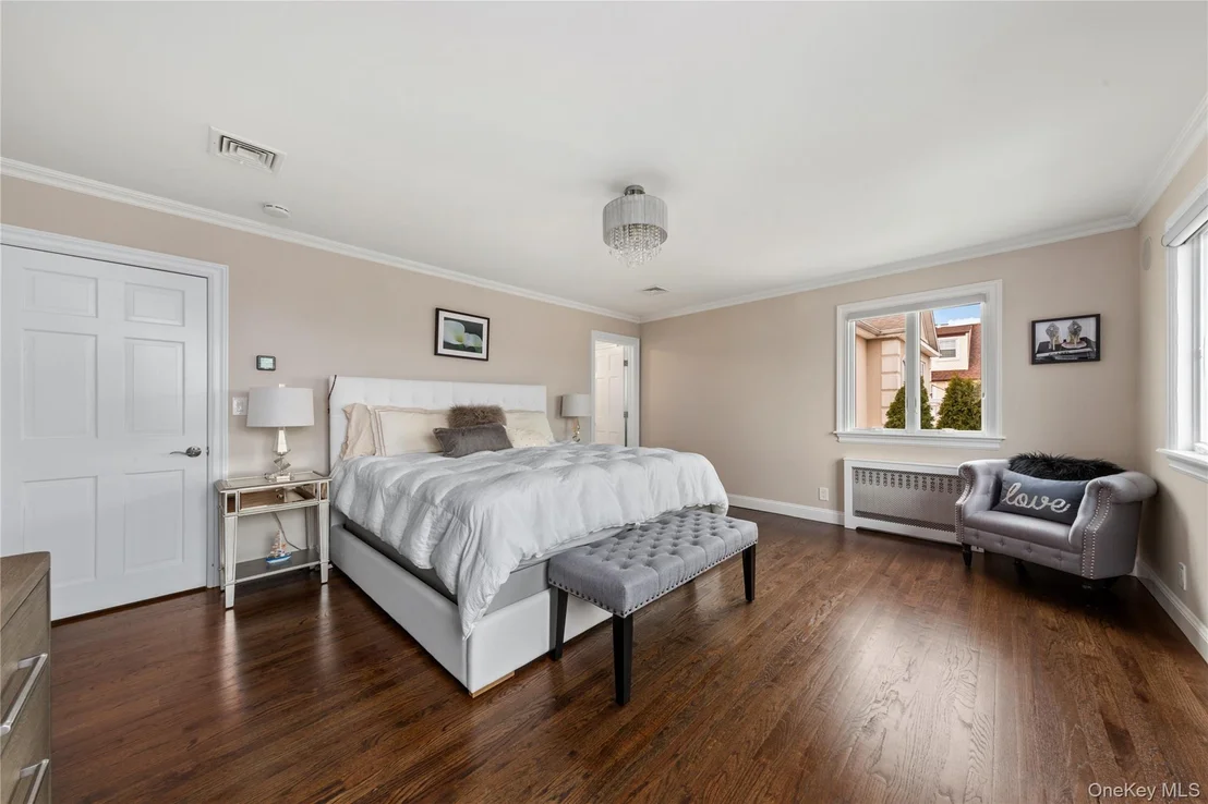 Photo of 15496 Riverside Drive