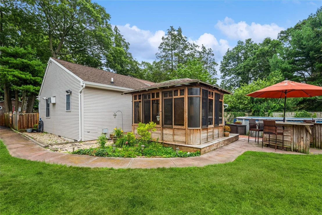 Photo of 120 Lynbrook Drive