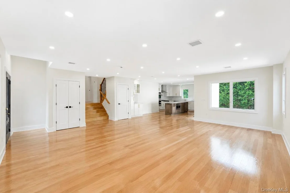 Photo of 949 Midway