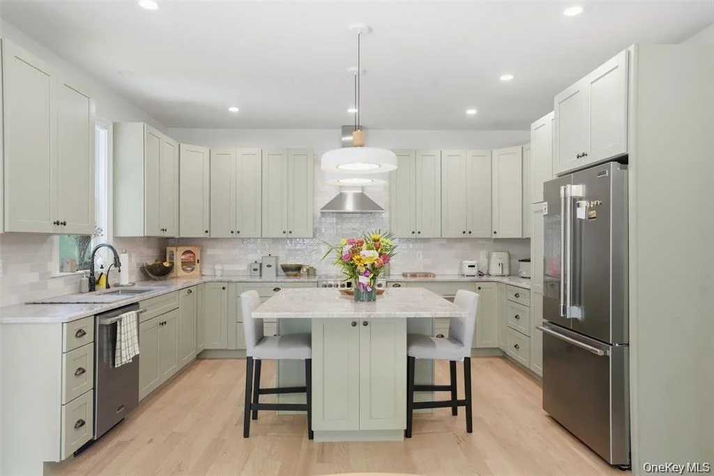 Photo of 33 Howland Avenue