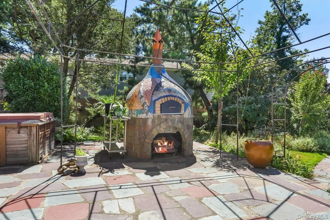 Photo of 889 James Street